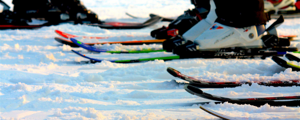 skis