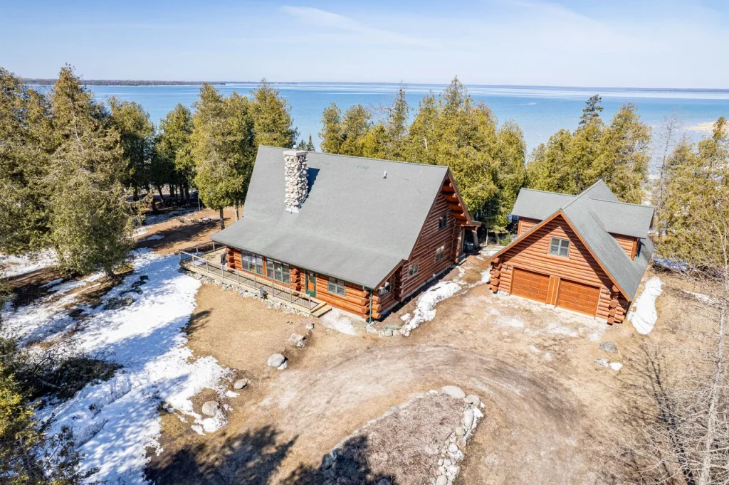 The exterior of the rental cabin, Mackinac Vista.