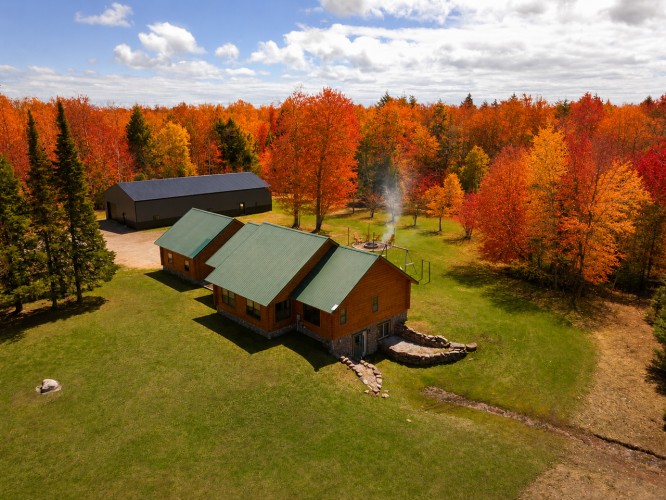 Cedar Pine Lodge & Trails End Barn